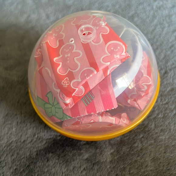 MGA's Miniverse Make it Mini HOLIDAY YULE LOG - Picture 2 of 2